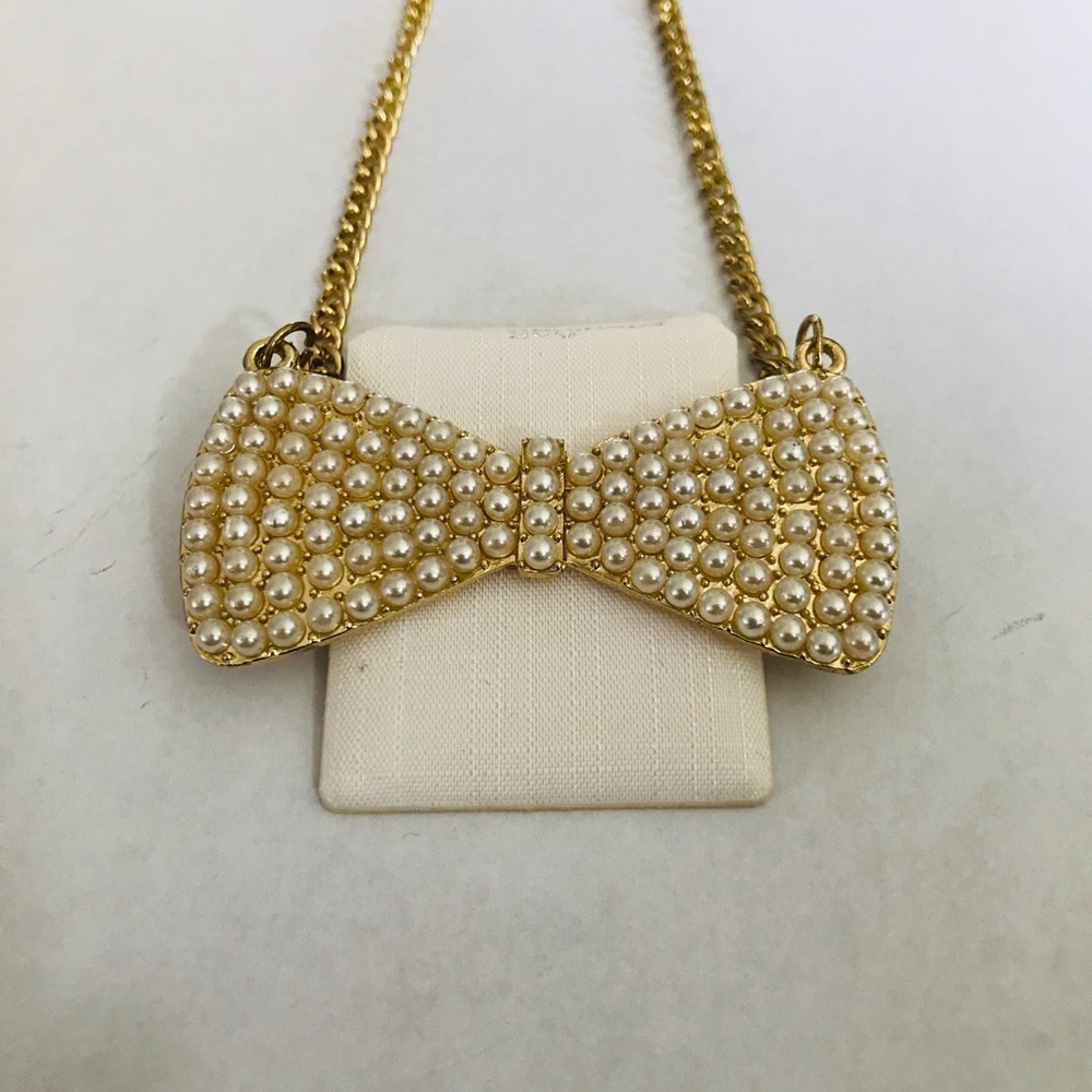 Gem encrusted bow pearl necklace